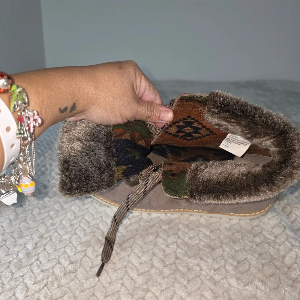 a.n.a Andes Faux Fur Trim Lace Up Winter Boots Taupe 8M Cozy Casual Cabincore